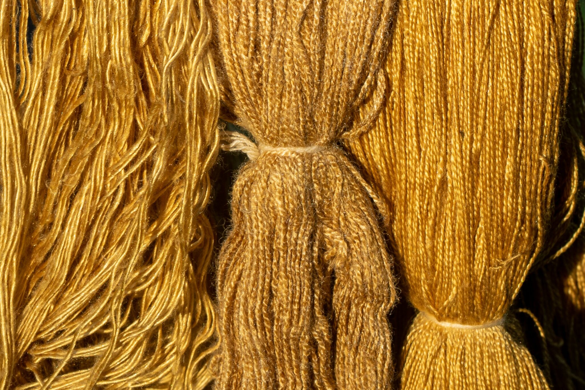 fils de soie dorés